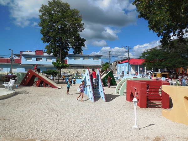 Área infantil de la plaza 24 de febrero (foto del autor)