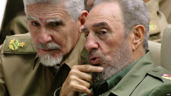 Ramiro Valdés, ex Ministro del Interior, junto a Fidel Castro (foto tomada de Internet)