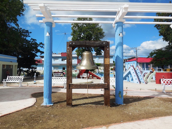 Campana del Ingenio San Idelfonso, símbolo de un progreso azucarero que se fue para no volver (foto del autor)
