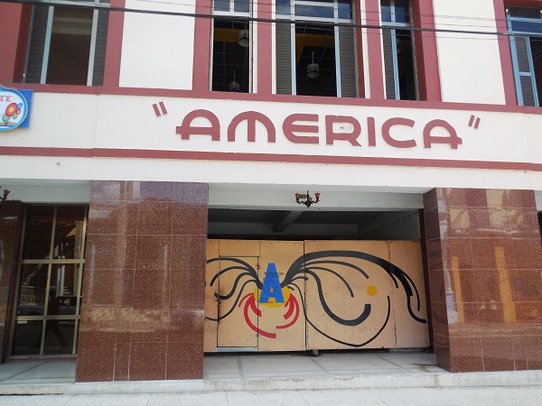 Cine América, cerrado por reparación desde hace cinco años (foto del autor)