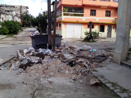 Escombrero ubicado en calle Santa Irene, esquina San Indalecio, Santos Suárez., a 100 metros del incidente contra el espectáculo navideño (foto del autor)