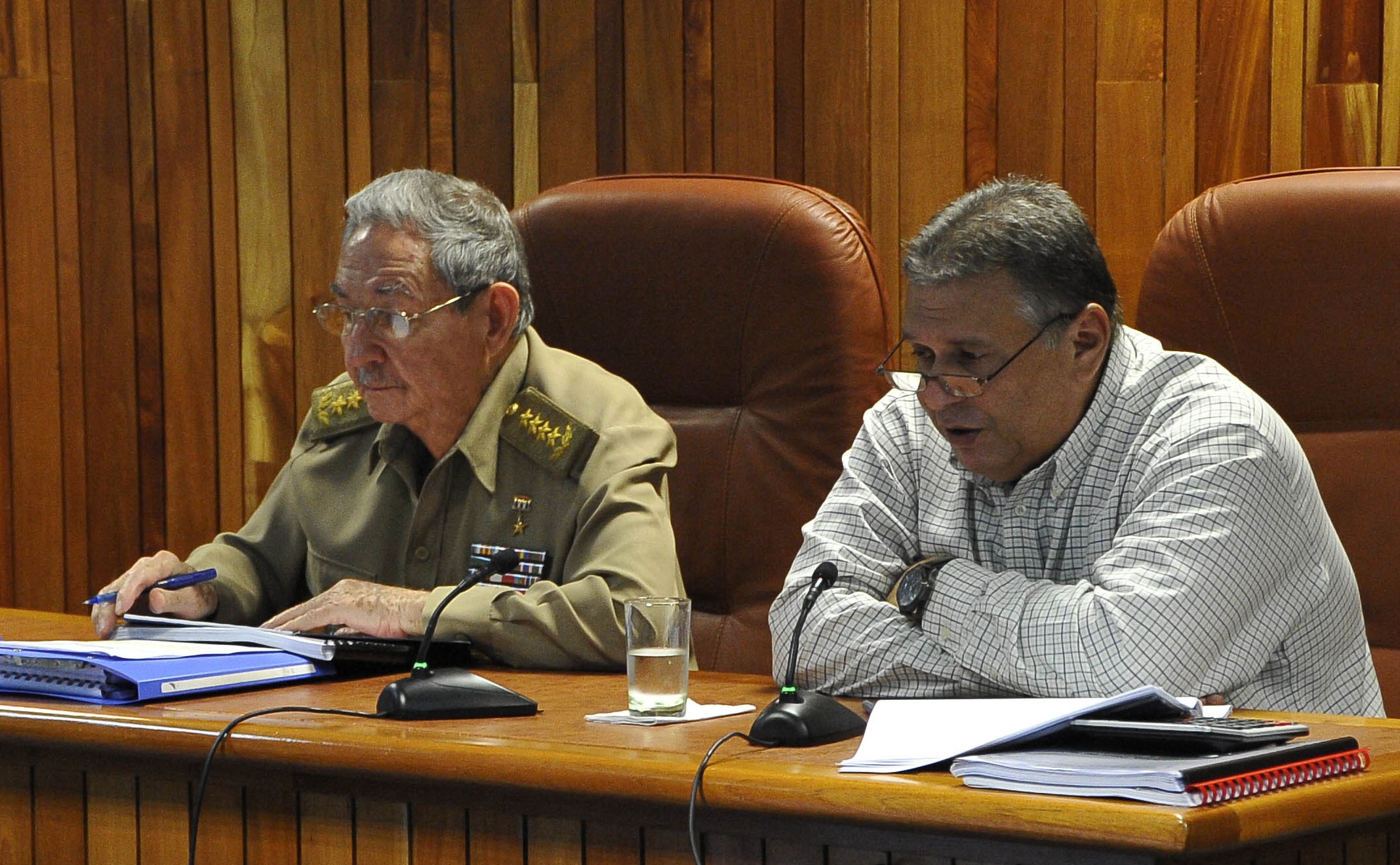 Raúl Castro junto a Marino Murillo, ministro de Economía (foto tomada de Internet)
