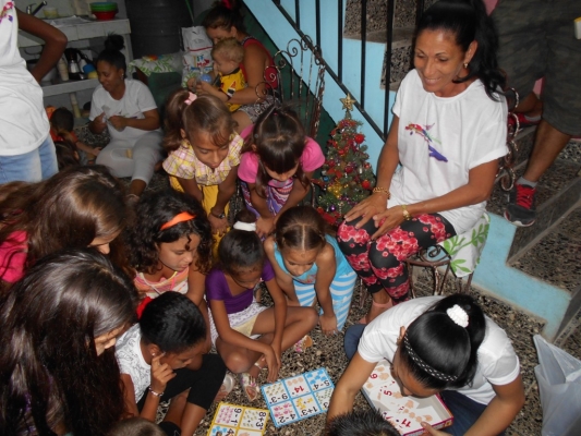Los niños durante un juego de participación (foto de Ernesto Aquino)