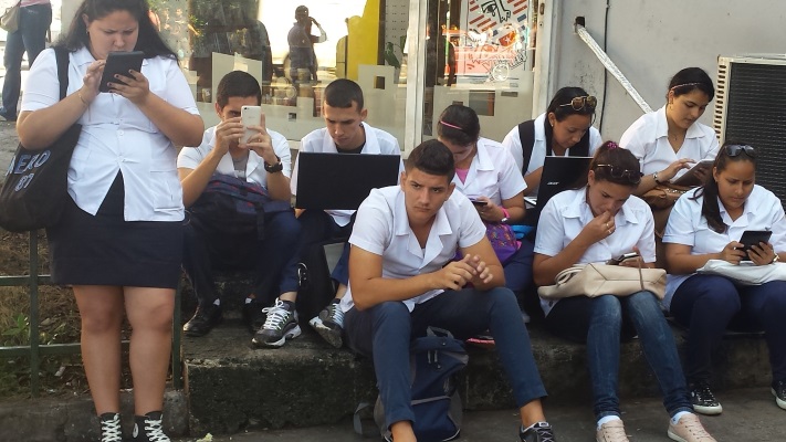 Estudiantes de medicina conectados al wifi (foto del autor)