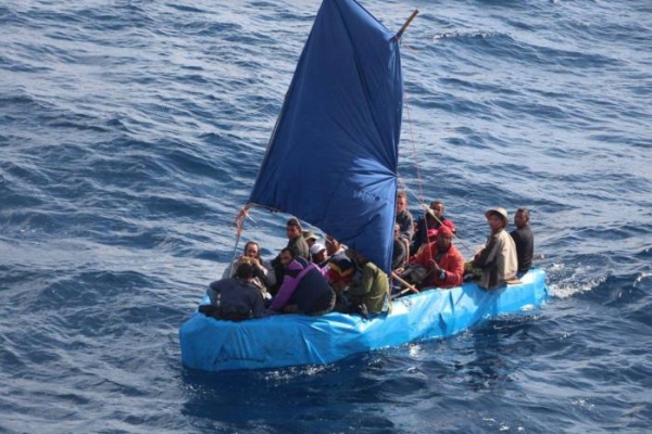 Migrantes cubanos en una balsa (foto tomada de internet)