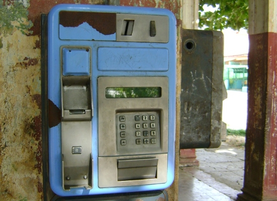 Teléfonos públicos en una esquina (foto de archivo)