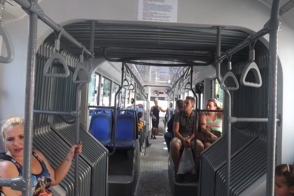 Un ómnibus casi vacío, muy contrario a la situación habitual del transporte en La Habana. A los choferes se les hace difícil recaudar la cantidad de dinero que les exigen (foto de Manuel Guerra)