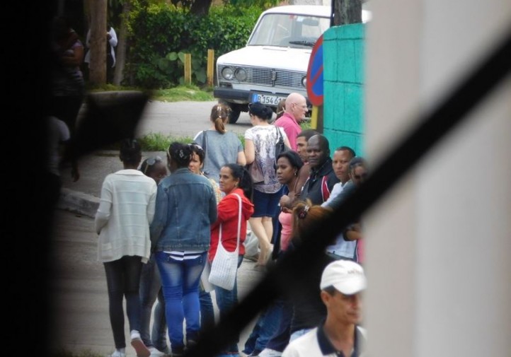 Acto de repudio frente a sede de Damas de Blanco involucra a niños (foto de Ángel Moya)