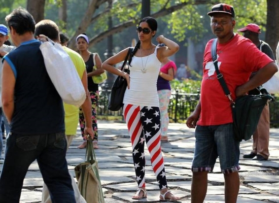 Una joven lleva una prenda con los colores de la bandera de EE.UU., una moda muy extendida en Cuba (EFE)