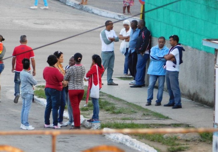 Acto de repudio frente a sede de Damas de Blanco involucra a niños (foto de Ángel Moya)