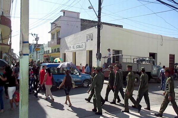 Grupos de militares recorren las calles (foto del autor)