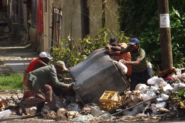 Obreros de Comunales trabajan sin ninguna medida de seguridad (foto de Manuel Guerra)