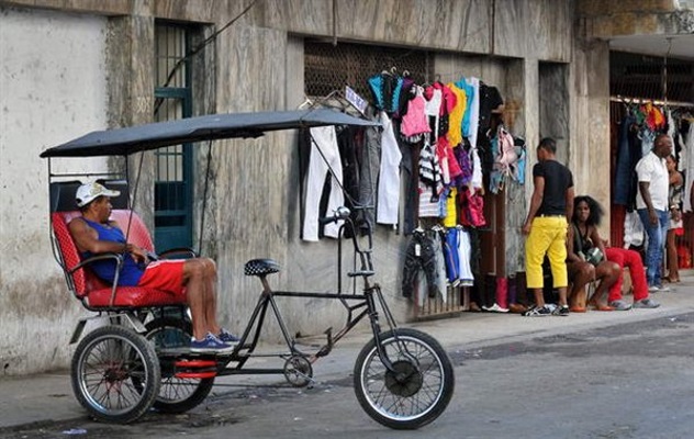 Algunos negocios privados han desaparecido, como la venta de ropas, y los bicitaxis son hostigados continuamente (foto tomada de internet)