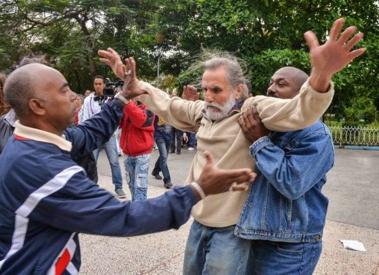 El opositor Agustín López es detenido en La Habana por agentes de la policía política (foto: cuadernodecuba.net)