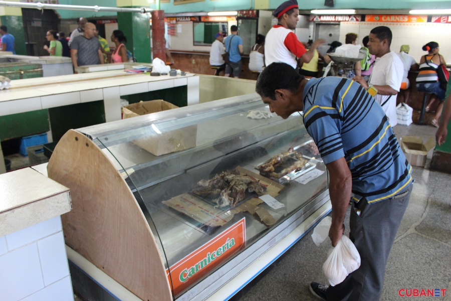 Un cliente se asoma a una nevera en un "Ten Cent", tienda estatal donde también hay cafeterías (foto: Manuel Díaz)