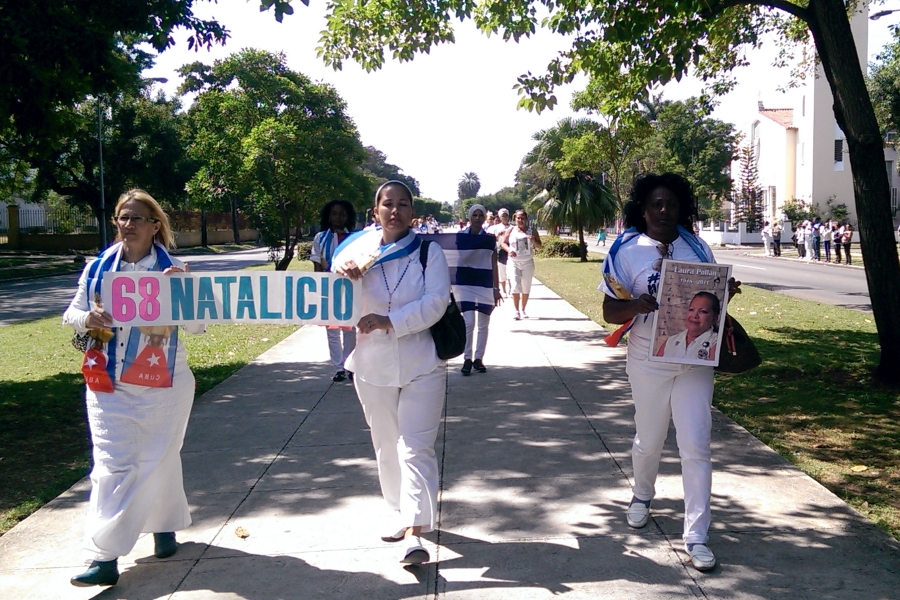 Damas de Blanco desfilando por Quinta Avenida (foto: Augusto C. San Martín)