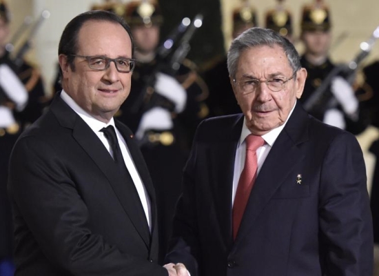 François Hollande y Raúl Castro, en Francia (Foto: Alain Jocard/AFP)