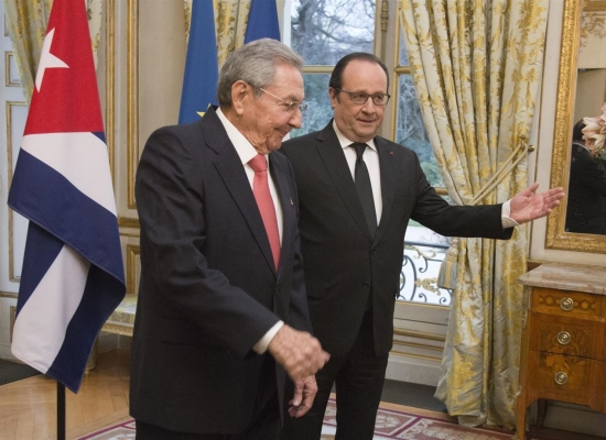 Raúl Castro y François Hollande en el Palacio del Elíseo (notimerica.com)
