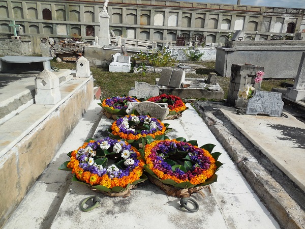 Aún se realizan inhumaciones en el cementerio de Reina. Al fondo otra pared de nichos verticales (foto del autor)