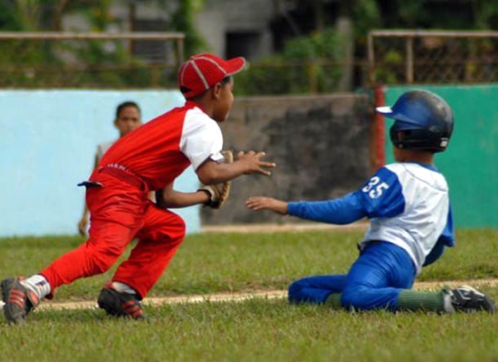 La falta de implementos deportivos está afectando el desarrollo del béisbol desde edades tempranas (Foto: notideporte.cubava.cu)