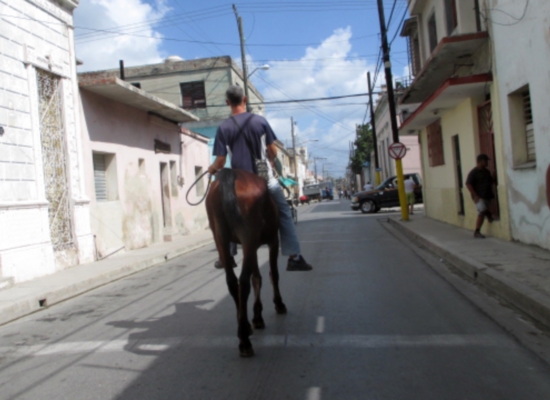 Hombre a caballo en Holguín (Foto: Fernando Donate)