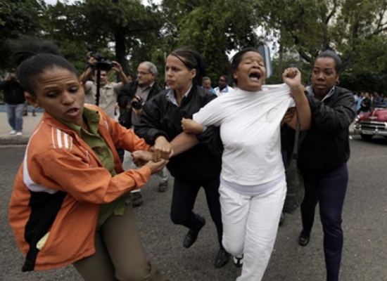 Una Dama de Blanco es arrestada en La Habana (Foto: hrw.org)