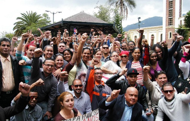 Decenas de cubanos piden ayuda al gobierno ecuatoriano (foto: lahora.com)
