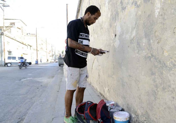 Fabián López se dispone a realizar un grafiti (foto de archivo)