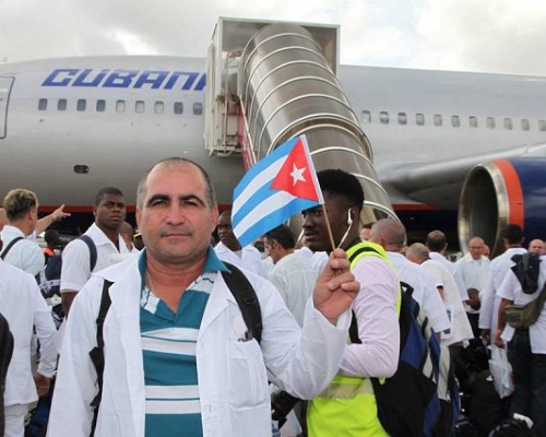 Médico cubano de salida para una 'misión internacionalista' (Foto: cubadebate.cu)