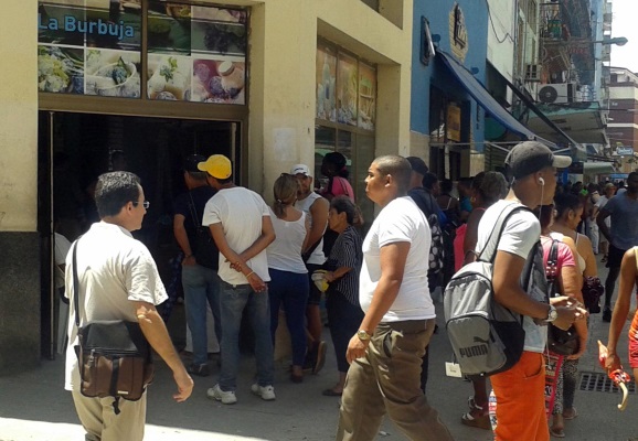Una fila para comprar detergente en San Rafael (foto del autor)