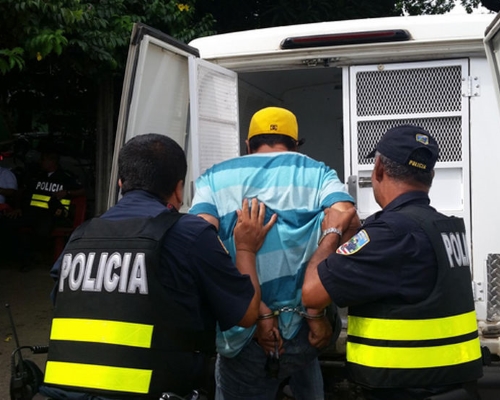 Policía costarricense deteniendo a un traficante de personas (Foto: Ministerio de Seguridad Pública de Costa Rica)