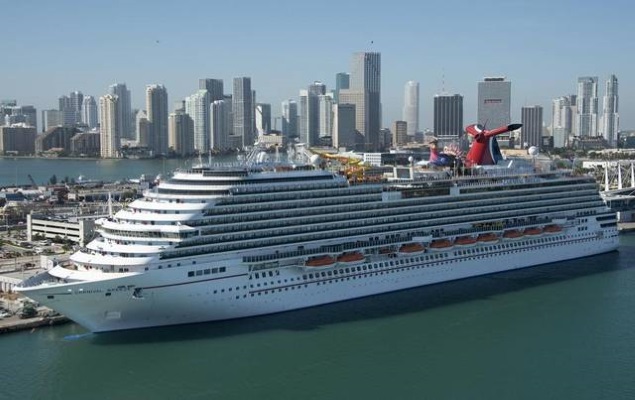 Crucero de Carnival en el puerto de Miami (foto del Miami Herald)
