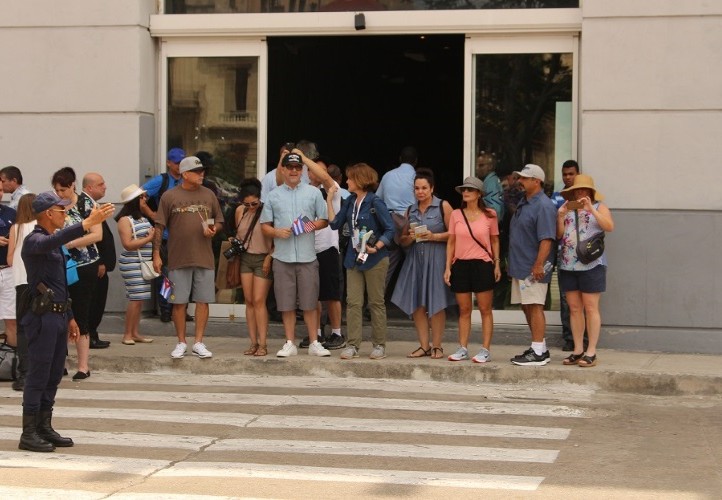 Turistas estadounidenses saliendo del puerto (foto Augusto César San Martín)