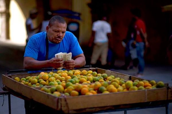 Un carretillero vendiendo narajas (Foto: AP)