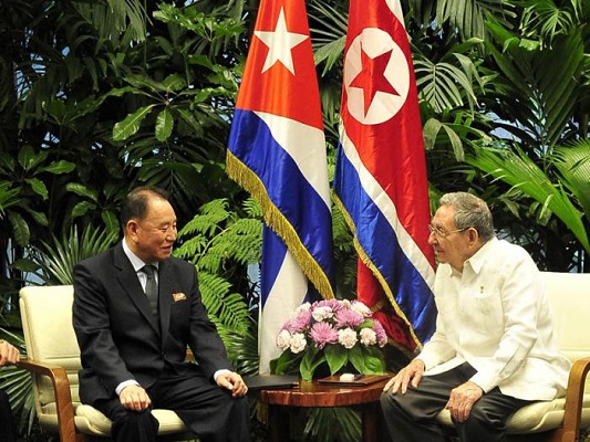 Raúl Castro y Kim Yong-chol en el Consejo de Estado (foto: Granma)