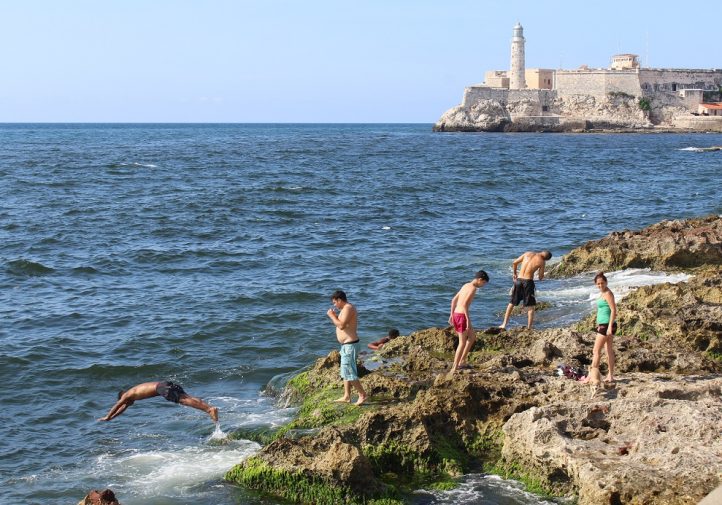 En la entrada de la bahía de La Habana los más jóvenes disfrutan bajo el sol sin nigún tipo de protección solar (foto del autor)