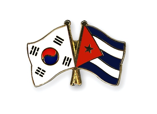 Un sello con las banderas de Corea del Sur y Cuba (crossed-flag-pins.com)