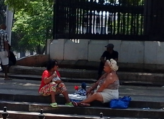 Cartomántica con una cliente junto a la ceiba del Parque de la Fraternidad (Foto: Vicente Morín)