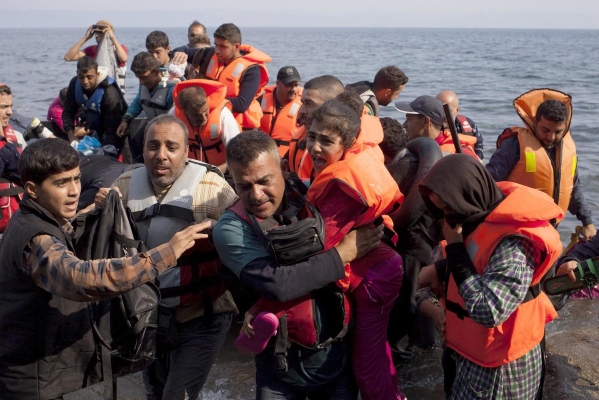 Refugiados sirios desembarcando en una playa (Foto: Reuters)