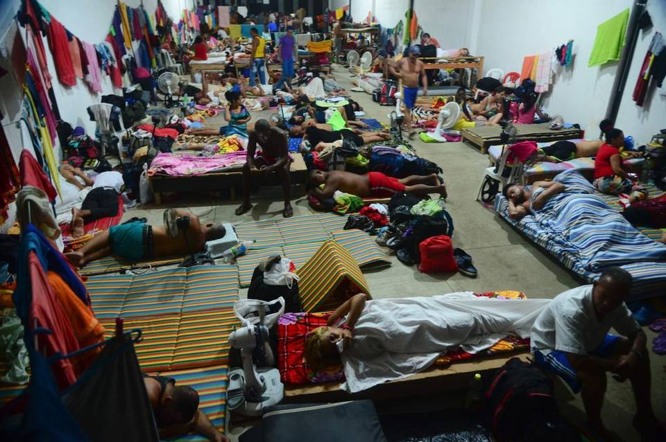 En el albergue de Turbo ya hay más de 1 200 cubanos hacinados (Foto: AFP)