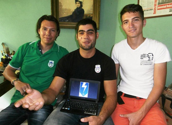 De izquierda a derecha, los programadores de la Universidad de Camagüey Yuri Moragas, Juan Carlos Mejías y Doniet Vélez (Foto: Manuel Díaz Mons)