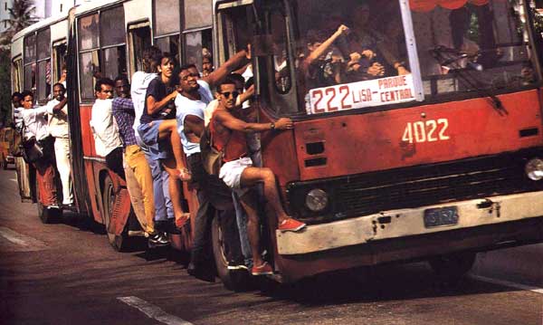 Cubanos se transportan durante el Período Especial, inicio de los 90 (foto Havana Leaks)