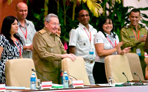Raúl Castro, junto a Yuniasky Crespo Baquero (izquierda) y Sucelys Morfa (derecha) (foto tiempo21.cu)