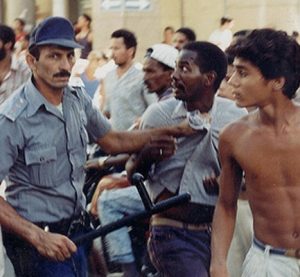 Policía arresta a uno de los participantes en la protesta del 5 de agosto de 1994 (cubademocraciayvida.org)