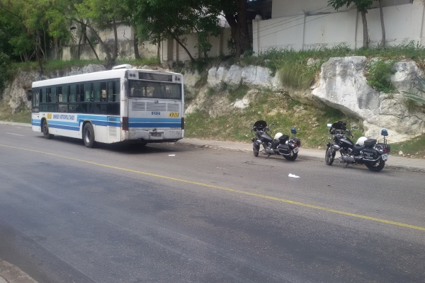 Dos motos de la policía detrás del ómnibus bajo el cual se lanzó el suicida (Foto: Vladimir Turró)