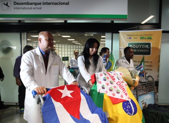 Médicos cubanos llegando a Brasil, como parte del programa Mais Médicos (operamundi.uol.com.br)