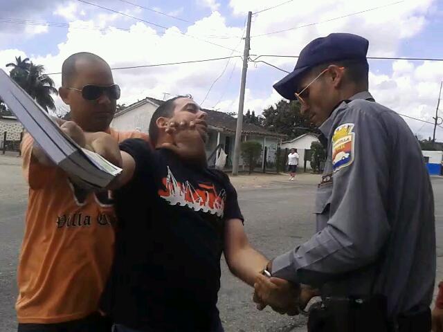 El pastor disidente Mario Félix Lleonart es arrestado por la policía, marzo 2016 (foto ueppc.com)