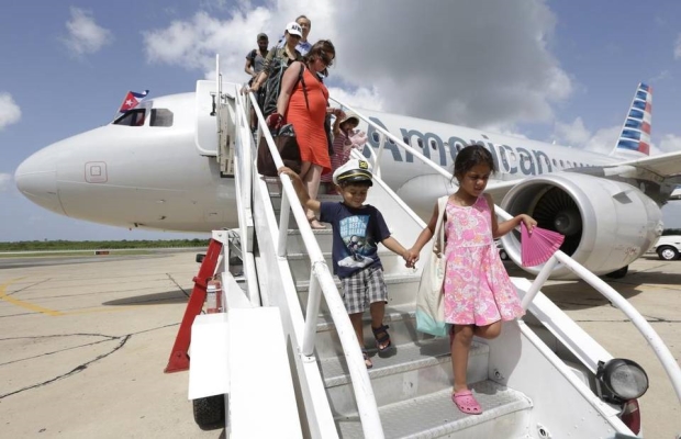 Pasajeros del primer vuelo de American Airlines a Cuba descienden por la escalerilla el pasado 7 de septiembre (Foto: Al Díaz/AP)