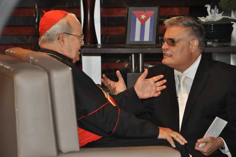 Jaime Ortega junto a Pérez en su programa televisivo (foto tvcubana.icrt.cu)