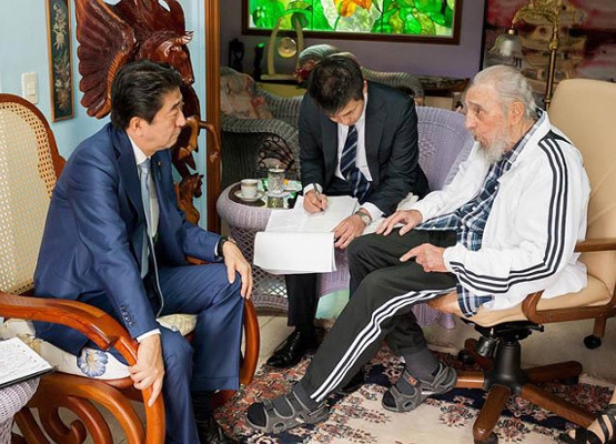 Shinzo Abe (Izq.) durante su visita a Fidel Castro (ACN)